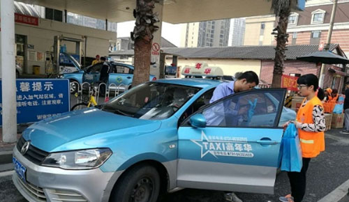 對車窗拋物說不！長沙環(huán)衛(wèi)局免費發(fā)放2000個車載垃圾桶