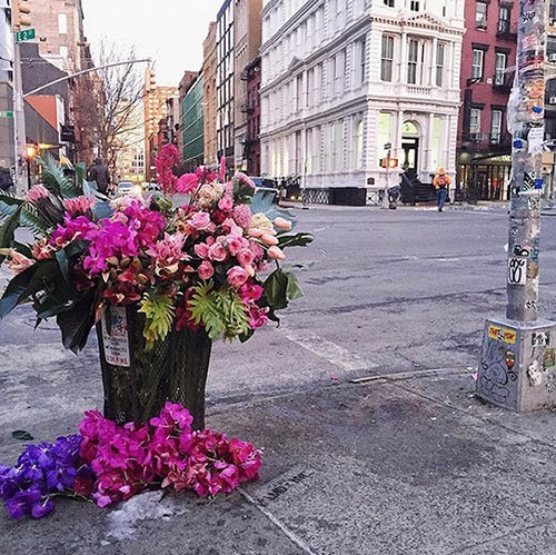 用鮮花,他把紐約的垃圾桶都變成了花瓶